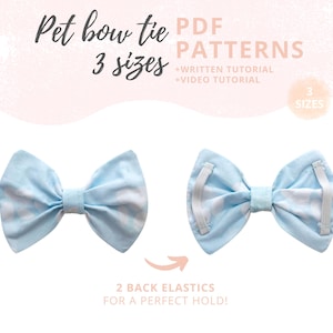 Pode incluir: Duas gravatas borboleta azuis claras para animais de estimação com um padrão branco. O texto "Pet bow tie, 3 tamanhos, padrões PDF" está no topo. As gravatas borboleta têm tiras elásticas nas costas. O texto "2 elásticos traseiros para uma fixação perfeita" é visível.