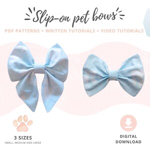 Pode incluir: Dois laços azuis claros para animais de estimação com um padrão branco são exibidos em um fundo rosa suave. O texto "Slip-on pet bows" está no topo, com "PDF PATTERNS + WRITTEN TUTORIALS + VIDEO TUTORIALS" abaixo. A imagem também inclui texto para "3 SIZES" e "DIGITAL DOWNLOAD".