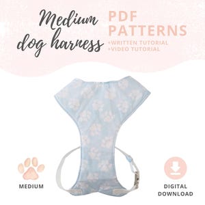 Pode incluir: Uma coleira para cães azul clara com pegadas brancas, tamanho médio. A coleira tem tiras brancas e uma fivela prateada. O texto na imagem diz "Medium dog harness" e "PDF Patterns".