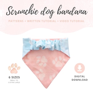 Può includere: Un bandana per cani con un motivo a impronte rosa e uno scrunchie azzurro. Il testo "Scrunchie dog bandana" è in alto, con "PATTERNS + WRITTEN TUTORIAL + VIDEO TUTORIAL" sotto. Disponibile in 6 taglie, da piccola a 3 extra large.