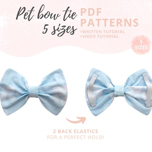Pode incluir: Duas gravatas borboleta azuis claras para animais de estimação com um padrão branco são exibidas. O texto "Pet bow tie" e "5 sizes" está no topo. O texto "PDF PATTERNS" e "+WRITTEN TUTORIAL +VIDEO TUTORIAL" também é visível. As gravatas têm dois elásticos nas costas.