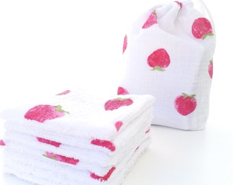 Pochon-petit sac + Cotons-Lingettes démaquillantes lavables en mousseline double gaze motifs fraises et éponge bambou certifiés OEKO-TEX