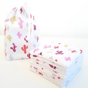 Pochon-petit sac + Cotons-Lingettes démaquillantes lavables en coton motifs cactus colorés et éponge bambou certifiés OEKO-TEX