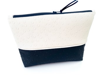 Pochette ou trousse simili cuir autruche noir et blanc doublée en coton noir et blanc et zip noir