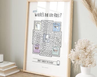 Könnte beinhalten: Ein gerahmter Kunstdruck mit einem schwarz-weißen Labyrinth-Design auf weißem Hintergrund. Der Text lautet oben "OH NO... WHERE'S THE LOO ROLL?" und unten "DON'T FORGET TO FLUSH!", ergänzt durch Illustrationen von Toilettenpapier und einer Toilette.