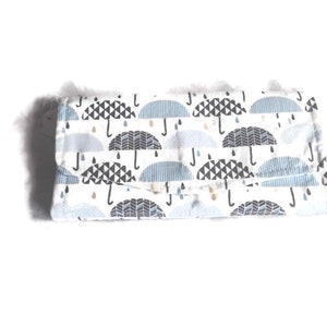 Handgemachte Damen Stoff Geldbörse, Regentage Stoffschirme und Regentropfen, großes ncw mit 12 Kartenfächern. Vegane freundliche Clutch-Tasche