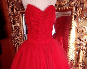 Vestido de fiesta con vuelo y corte de tul rojo sin tirantes vintage de los años 50