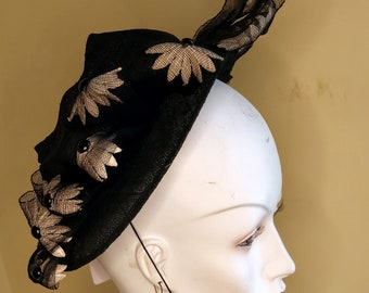 Vintage 50's Rose Farber William Reeves Black Linen Halo Hat with Daisies