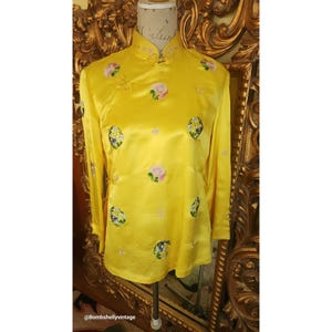 Vintage 80&#39;s Red Clouds Chinese Golden Yellow Silk Satin Embroidered Cheongsam Blouse