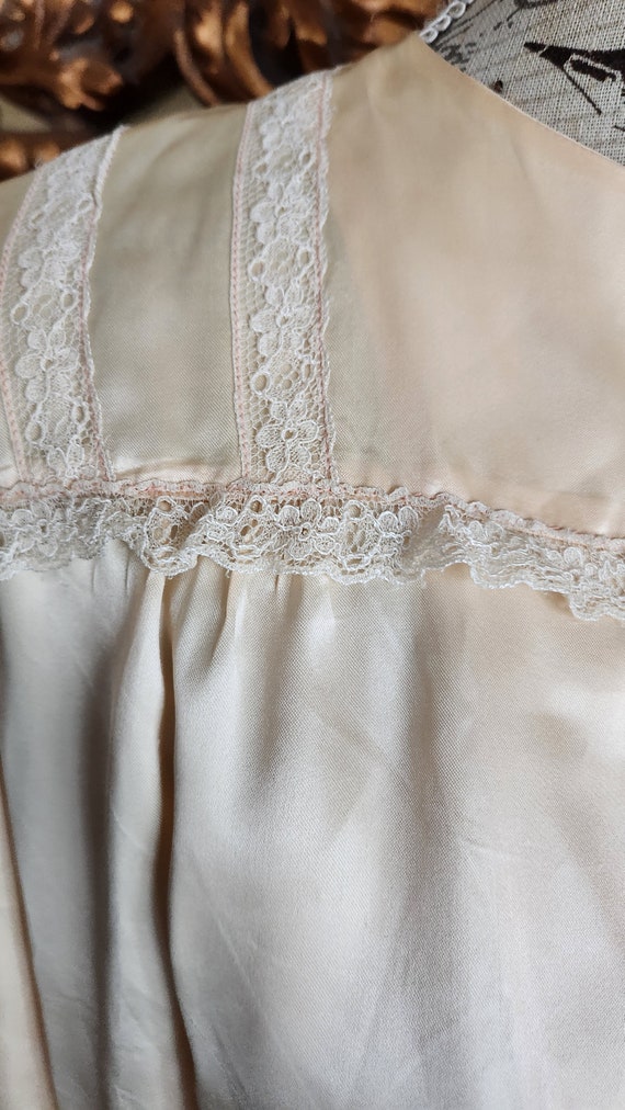 Vintage 40's Pale Peach Satin Bed Jacket with Lac… - image 5