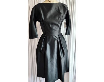 Abito da cocktail vintage anni '50 di Dorothy Bullit Chestnut Hill in seta nera, modello a trapezio con scollatura sulla schiena e dettaglio a fiocco.