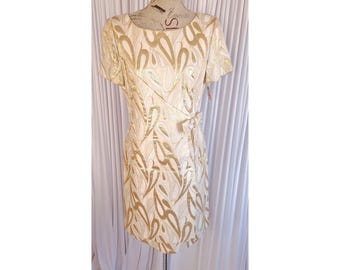 Vestido de cóctel vintage de brocado metálico dorado y beige de los años 60