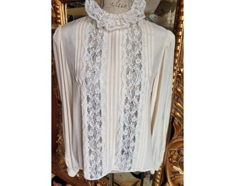 Blusa plisada de seda beige con cuello y detalles de encaje de Oscar de la Renta, años 70