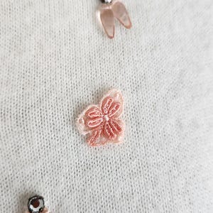 Cárdigan Talbott vintage de los años 50 en orlón Taraspun blanco con apliques florales rosas, pedrería y cuentas. imagen 8