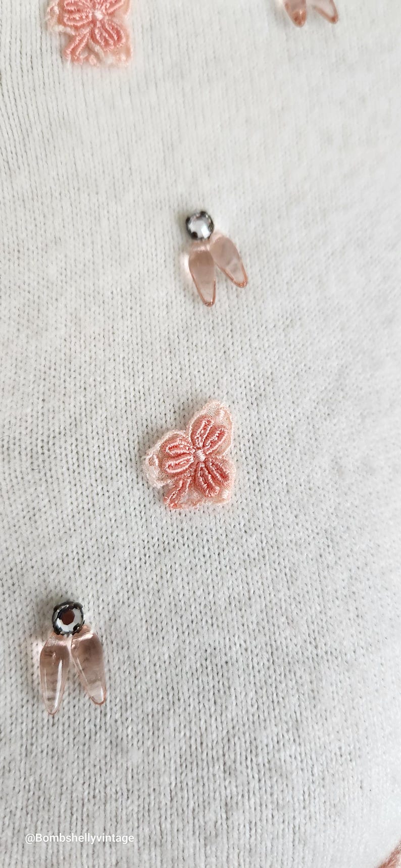 Cárdigan Talbott vintage de los años 50 en orlón Taraspun blanco con apliques florales rosas, pedrería y cuentas. imagen 8