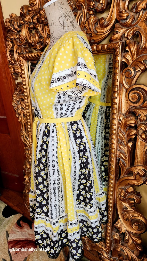 Vintage 70's Yellow and Black Daisy Print Dress - image 2