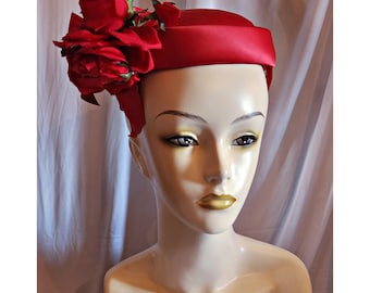 Sombrero de cóctel vintage de los años 50 de Cele Logan, Nueva York, de satén de seda rojo con flores de seda.