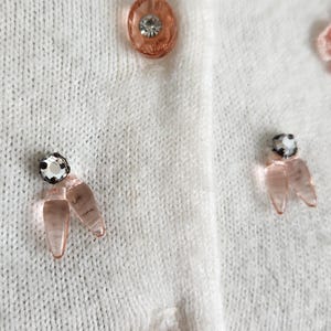 Cárdigan Talbott vintage de los años 50 en orlón Taraspun blanco con apliques florales rosas, pedrería y cuentas. imagen 7