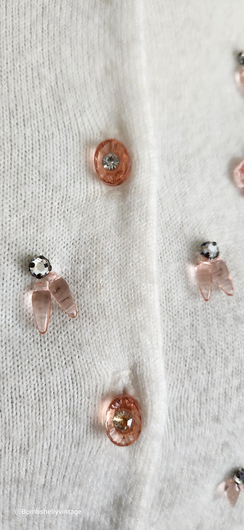 Cárdigan Talbott vintage de los años 50 en orlón Taraspun blanco con apliques florales rosas, pedrería y cuentas. imagen 7