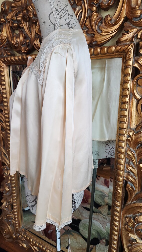 Vintage 40's Pale Peach Satin Bed Jacket with Lac… - image 4