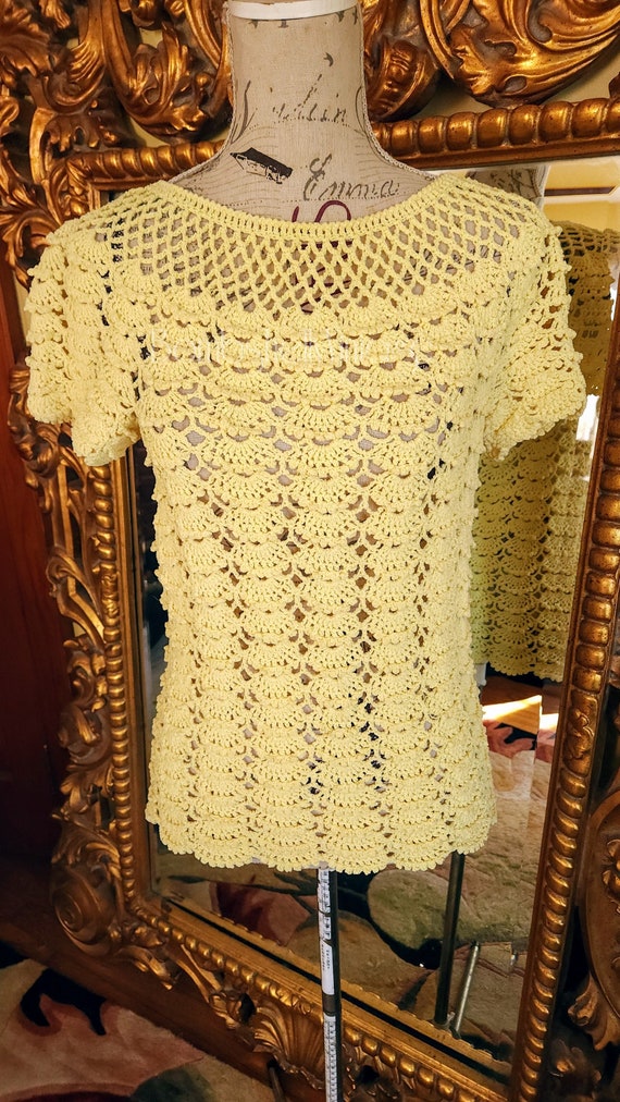 Vintage 60's Yellow Hand Knit Short Sleeve Scallop