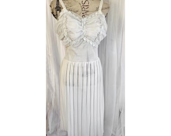 Vintage witte geplooide nachtjapon uit de jaren 50 met geplooide buste en lovertjes