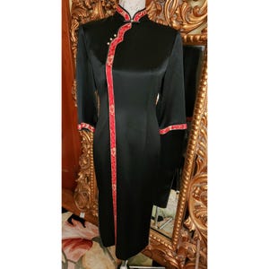 Abito cheongsam vintage anni '80 in raso nero con finiture rosse e dorate