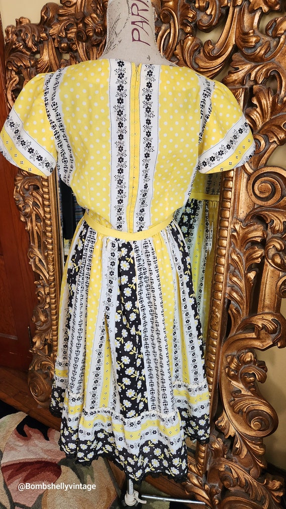 Vintage 70's Yellow and Black Daisy Print Dress - image 3