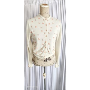 Cárdigan Talbott vintage de los años 50 en orlón Taraspun blanco con apliques florales rosas, pedrería y cuentas. imagen 1