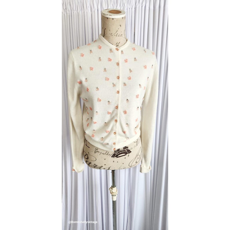 Cárdigan Talbott vintage de los años 50 en orlón Taraspun blanco con apliques florales rosas, pedrería y cuentas. imagen 1