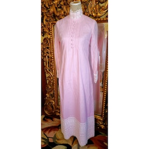 Vintage 60&#39;s Pink Calderón Cotton Pintuck Caftan Dress with Lace Accents