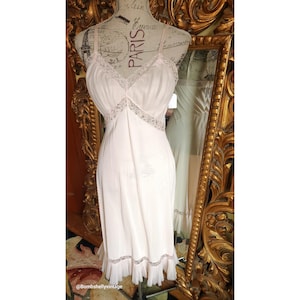 Vestido camisero vintage de los años 50 en color rosa pálido con detalles plisados de Vanity Fair