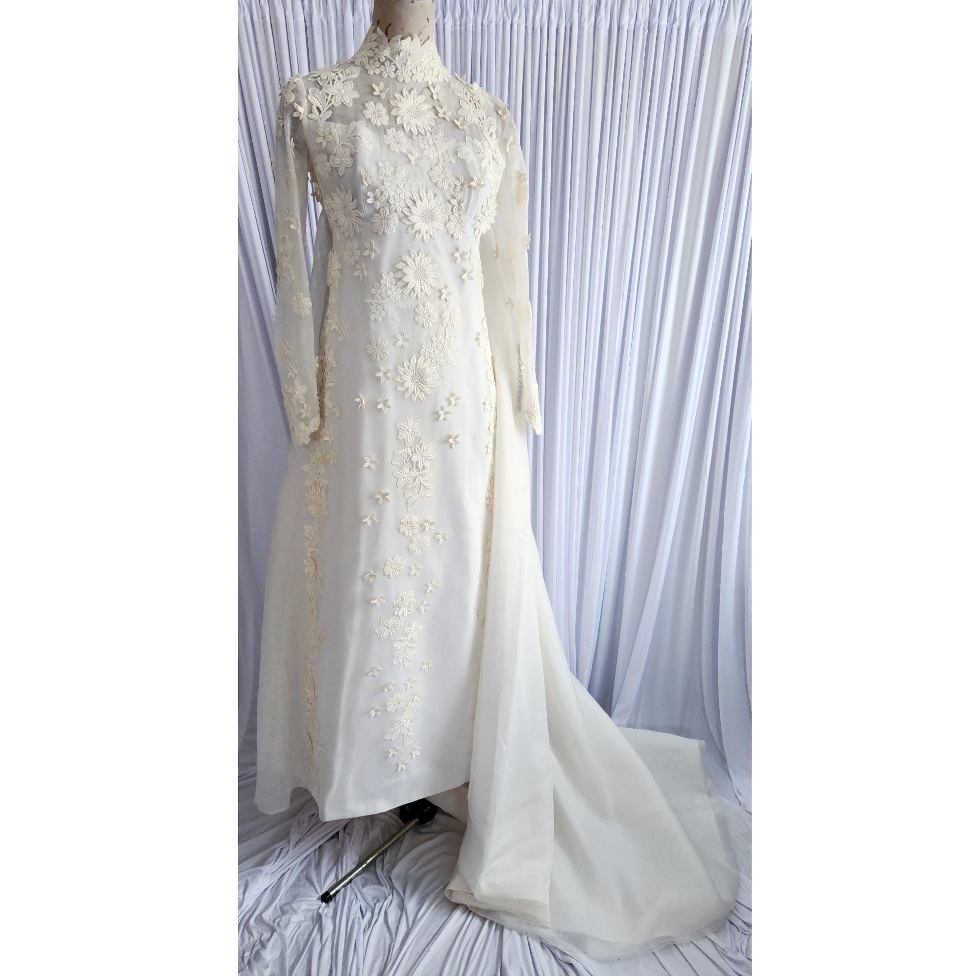 Ivory Priscilla of Boston cascade fingertip veil long train to the floor in back Wedding Dress Wednesday: Pricilla of Boston late 1960 main image 2