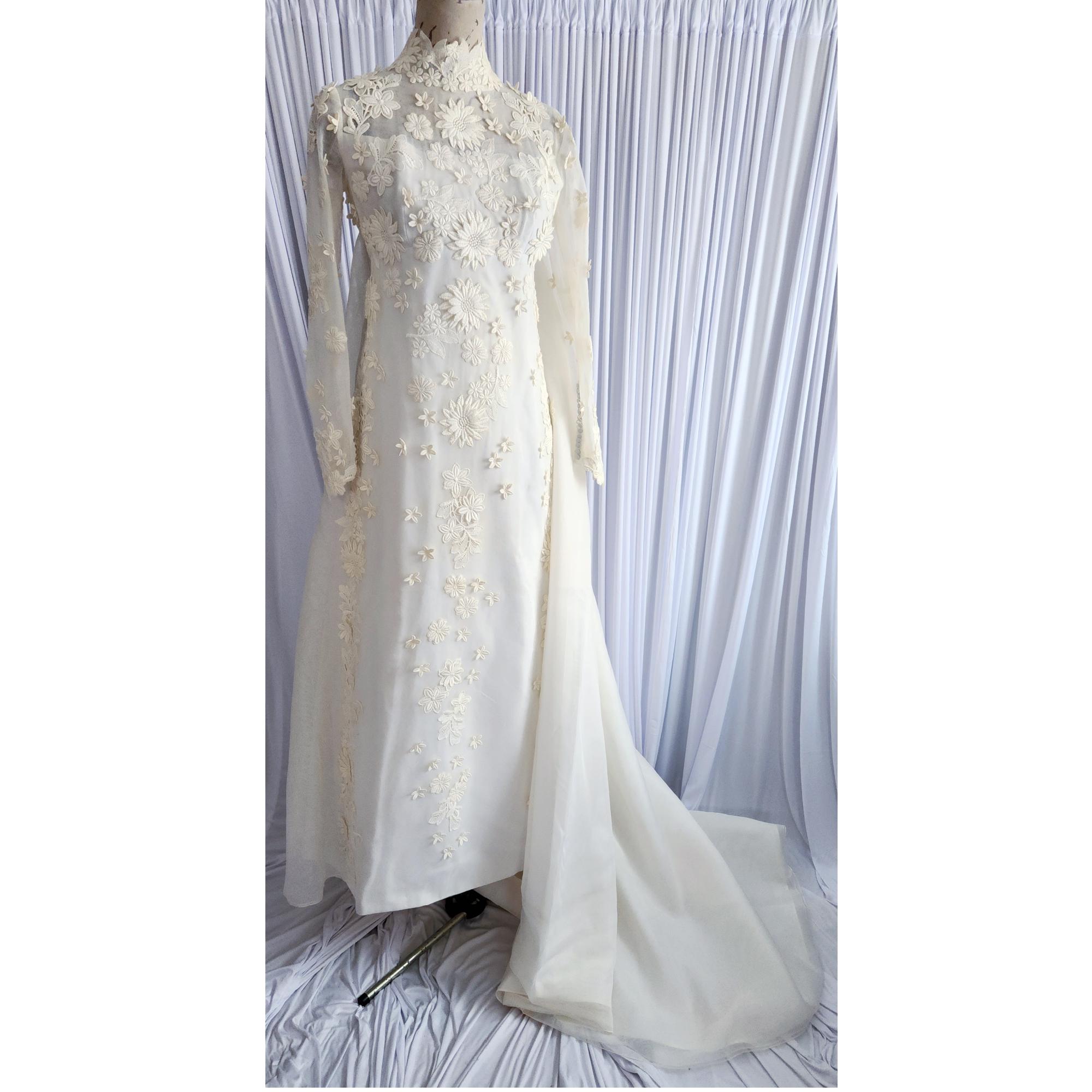 Bespoke Priscilla Presley Style 3-Tier Fingertip Bridal Veil - Ivory (30/36/42 Inch)