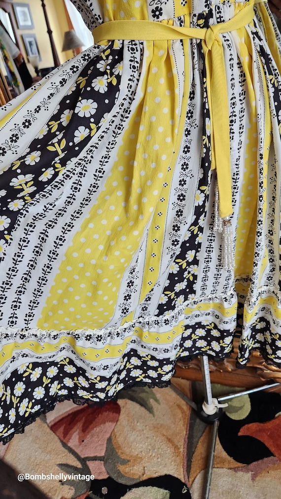 Vintage 70's Yellow and Black Daisy Print Dress - image 6