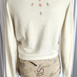 Cárdigan Talbott vintage de los años 50 en orlón Taraspun blanco con apliques florales rosas, pedrería y cuentas. imagen 3