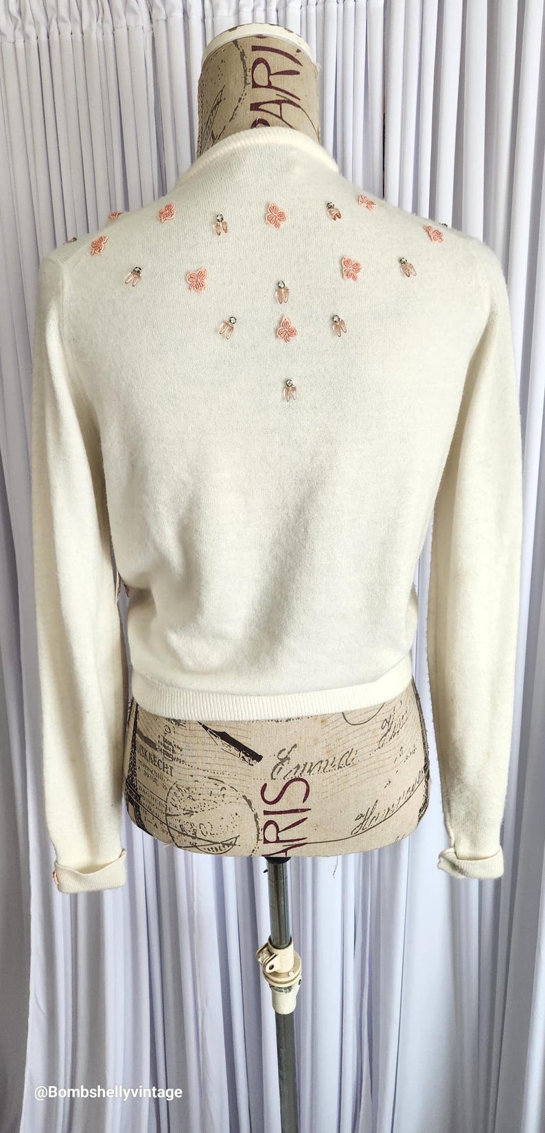 Cárdigan Talbott vintage de los años 50 en orlón Taraspun blanco con apliques florales rosas, pedrería y cuentas. imagen 3