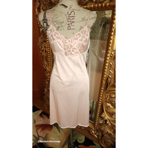 Vestido camisero vintage de los años 60 en color rosa melocotón cabernet con escote de encaje