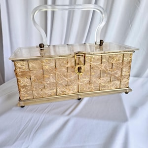 Rechteckige Boxtasche aus Acrylglas im Vintage-Stil der 50er Jahre: Goldkonfetti mit Sternen.