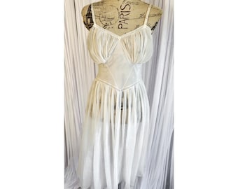 Vintage 1950-tals elfenbensfärgad kristallveckad nattlinne med grekisk nyckeldesign - transparent rockabilly-underklänning