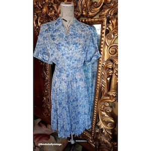 Vintage 50er Betty Hartford Blue Floral Nylon Plissee Tages Kleid mit Strassknöpfen Volup Size
