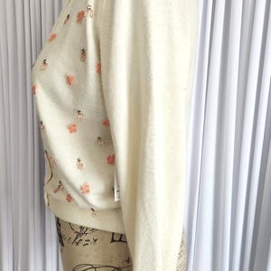 Cárdigan Talbott vintage de los años 50 en orlón Taraspun blanco con apliques florales rosas, pedrería y cuentas. imagen 4