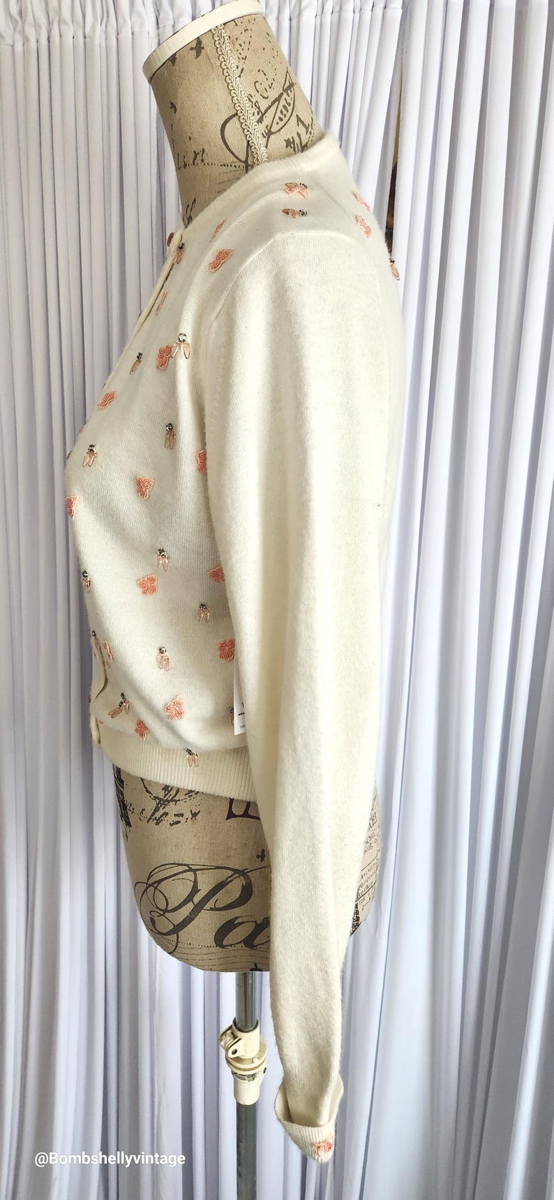 Cárdigan Talbott vintage de los años 50 en orlón Taraspun blanco con apliques florales rosas, pedrería y cuentas. imagen 4