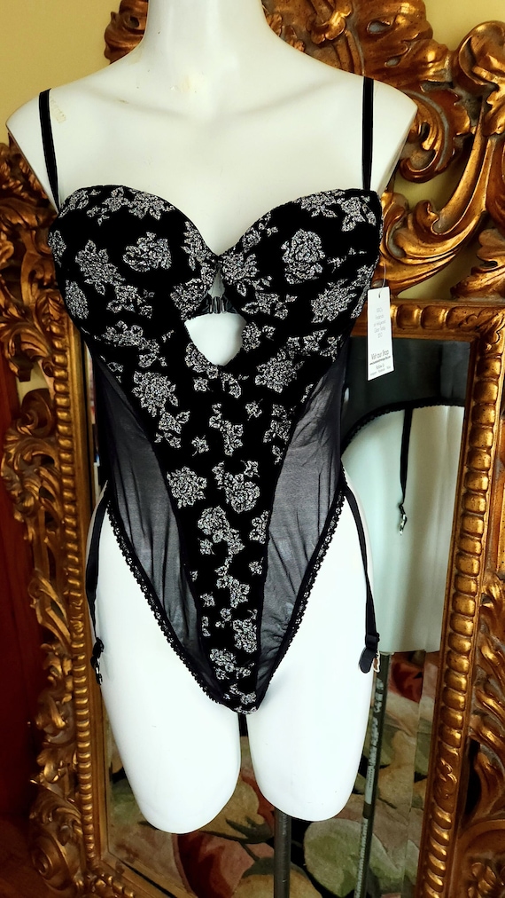 Moschino Vintage Rose & Black Lace Unwire Bra Set with Gilded Gold Heart  Accent Size M - $500 (50% Off Retail) - From Whitney