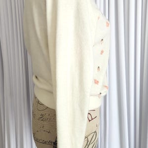 Cárdigan Talbott vintage de los años 50 en orlón Taraspun blanco con apliques florales rosas, pedrería y cuentas. imagen 2