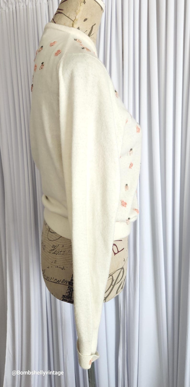 Cárdigan Talbott vintage de los años 50 en orlón Taraspun blanco con apliques florales rosas, pedrería y cuentas. imagen 2