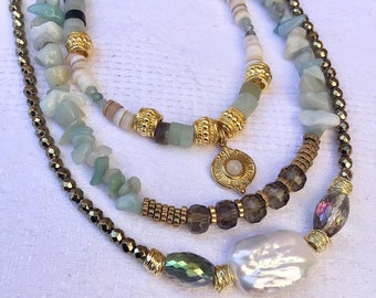 Colliers en perles naturelles d’amazonites de pyrites de quartz fumés et perle d’eau douce