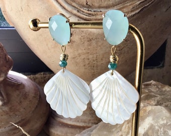 Boucles d’oreilles pendantes coquillage en nacre / perle de verre/ strass / bleue turquoise