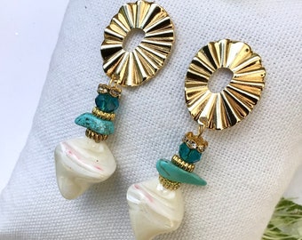 Boucles d’oreilles en nacre , turquoises, et perles de bohèmes en cristal