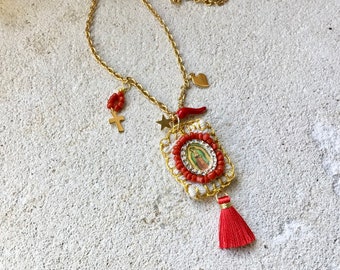 Collier chaîne dorée en acier inoxydable et pendentif mexicain porte bonheur en tissu brodé ,perles et médaille religieuse